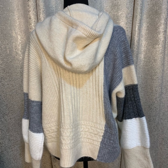 POL Cozy Cream and Gray Color Block Hooded Sweater - Picture 4 of 7